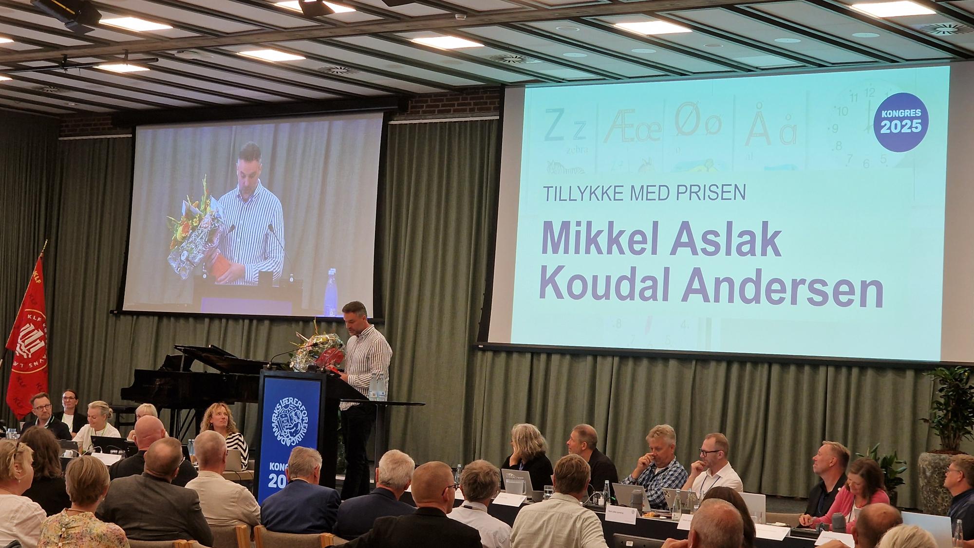 Mikkel Aslak Modtager Pris Mikkel Aslak Modtager Pris